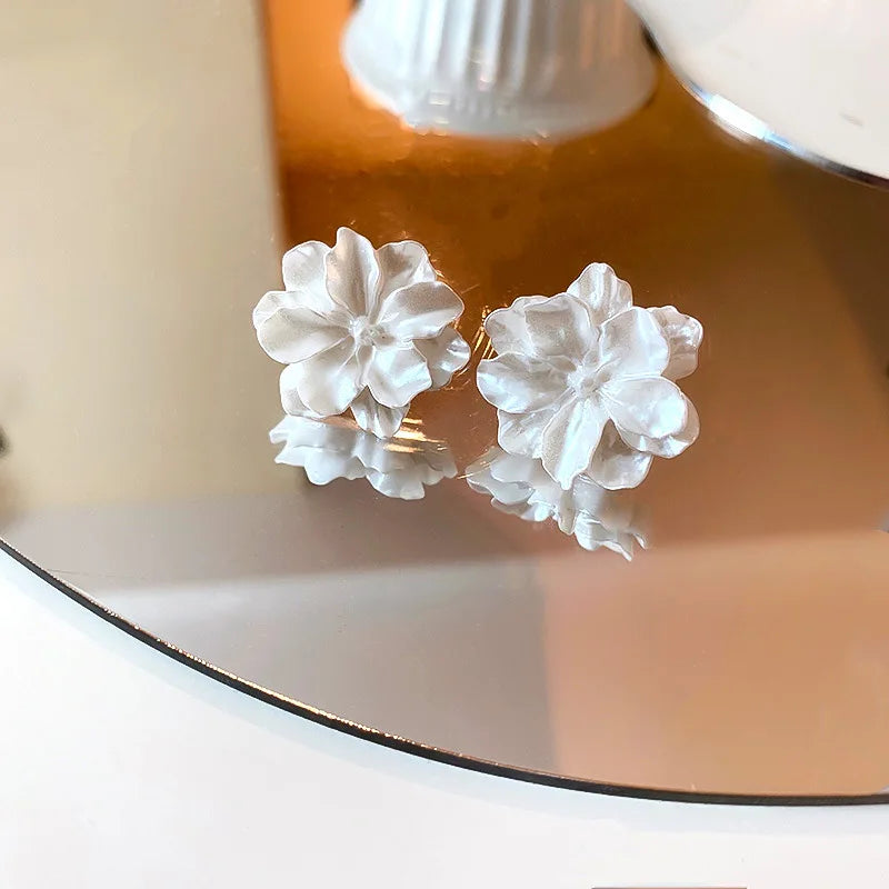 Gigi's White Flowers Stud Earrings