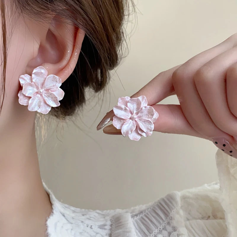 Gigi's White Flowers Stud Earrings